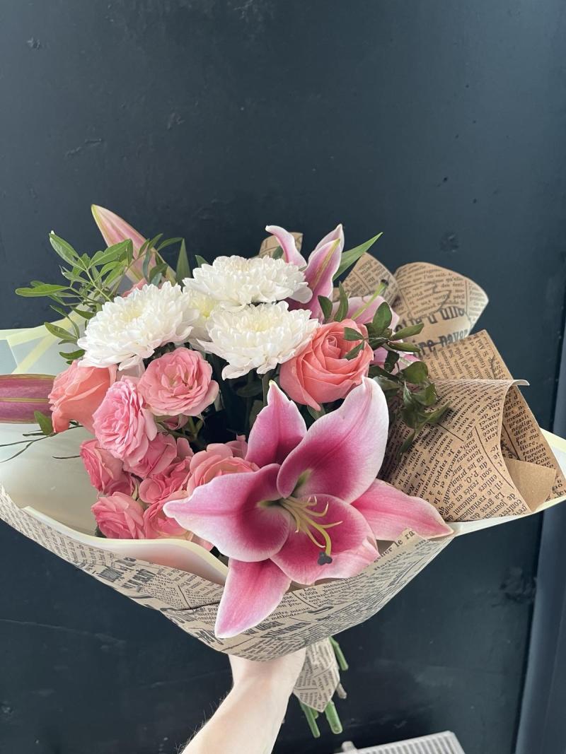 Букет с розовой лилией