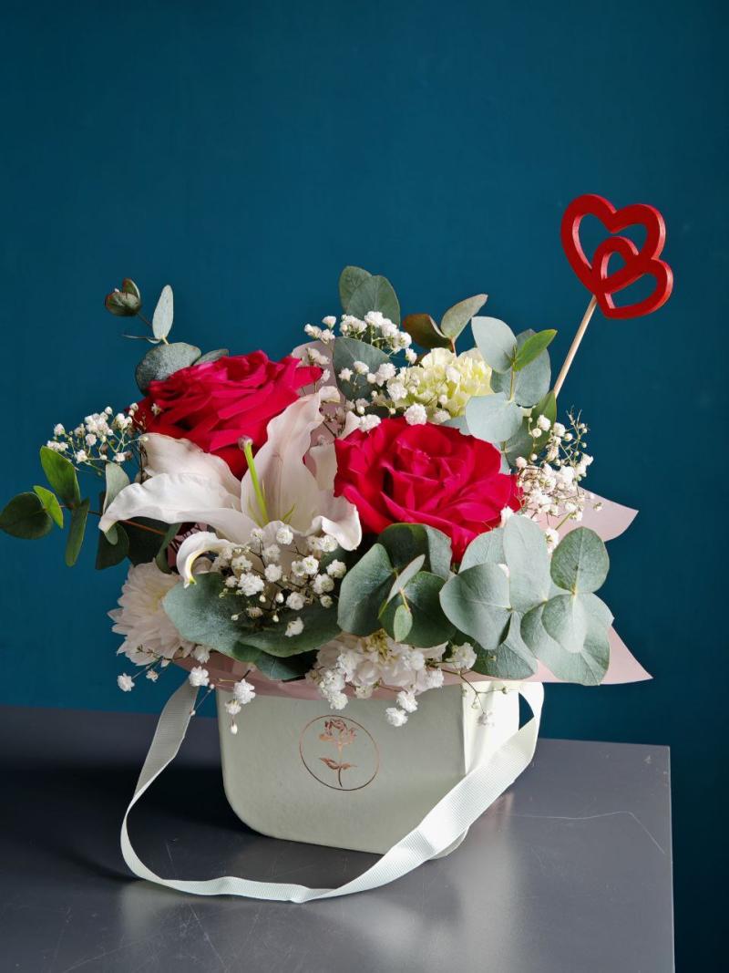 Композиция с двумя розами 