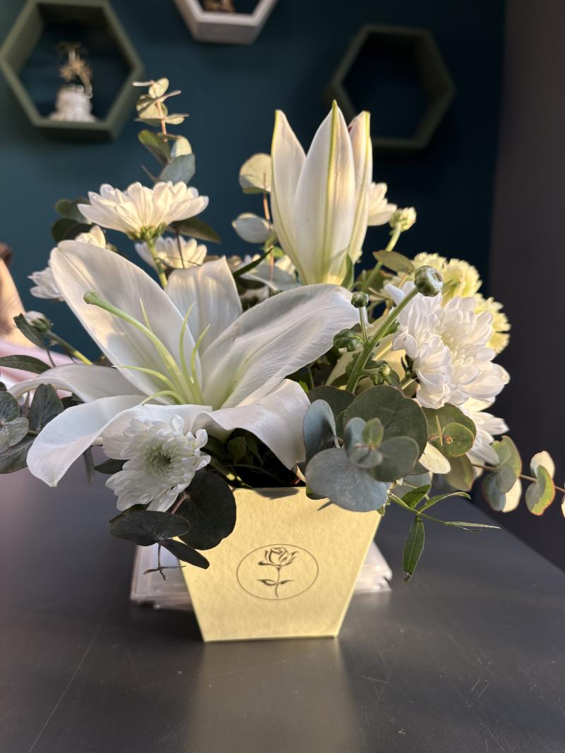 Белая лилия в зеленой коробке 